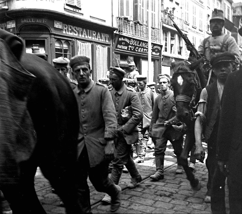 Amiens. 8.6.1915. Prisonniers allemands - Fonds Berthelé - 49Fi22 (cropped)