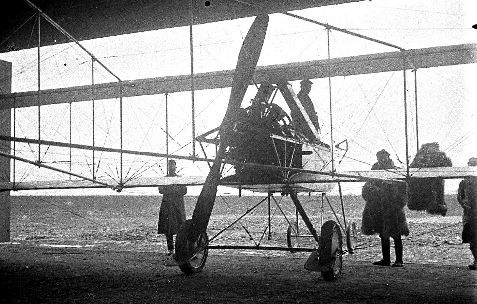 Amiens. Biplan Voisin. Moteur et hélice. Sauzay et Roussillon - Fonds Berthelé - 49Fi165 (cropped)