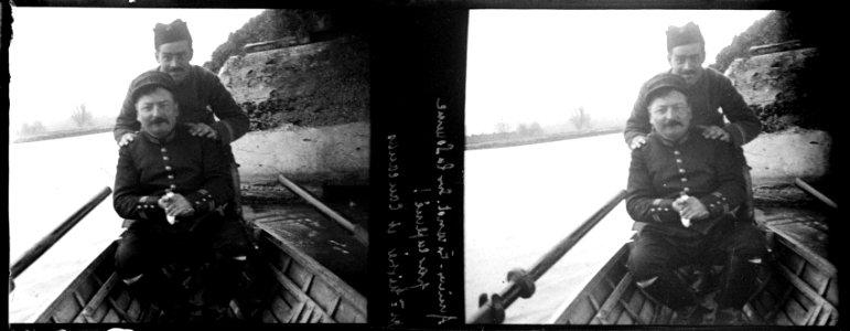Amiens. En canot sur la Somme par la pluie - Fonds Berthelé - 49Fi250