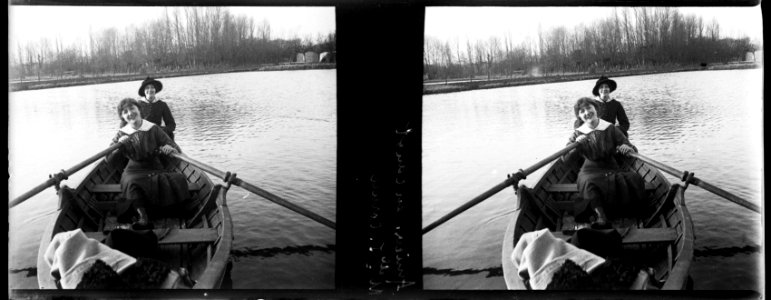 Amiens. Mlle Cornu en canot - Fonds Berthelé - 49Fi220