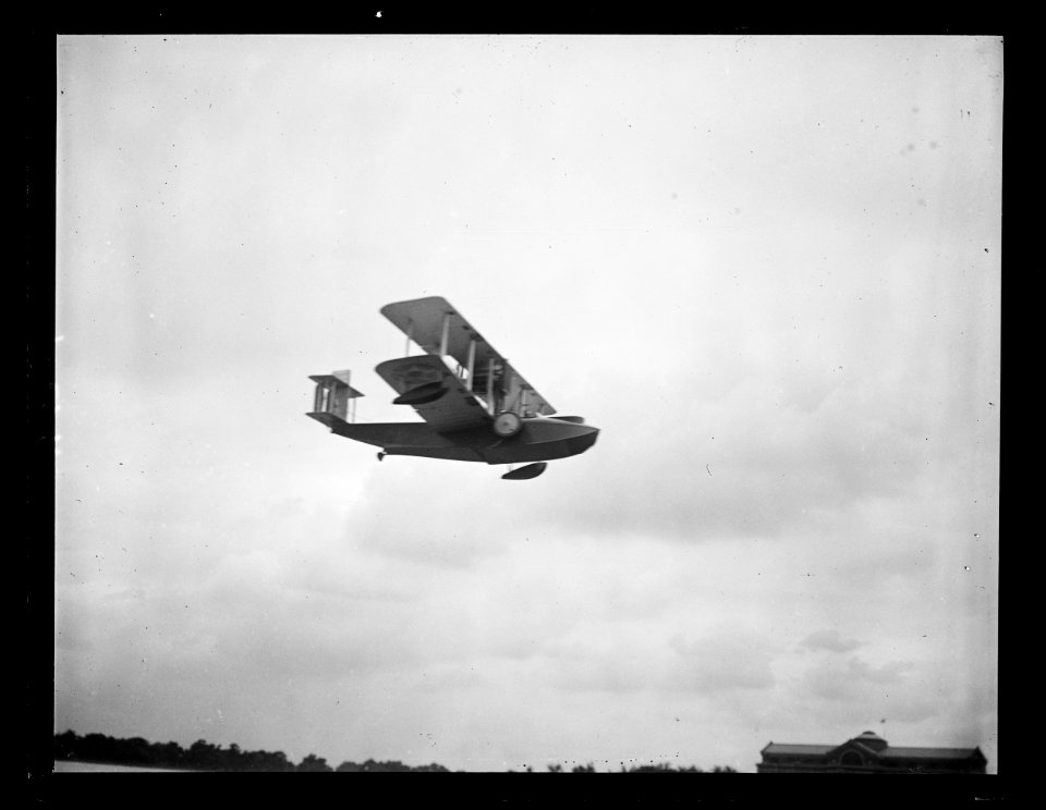 Amphibian airplane LCCN2016891587