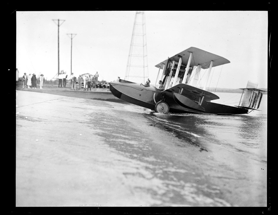 Amphibian airplane LCCN2016891589