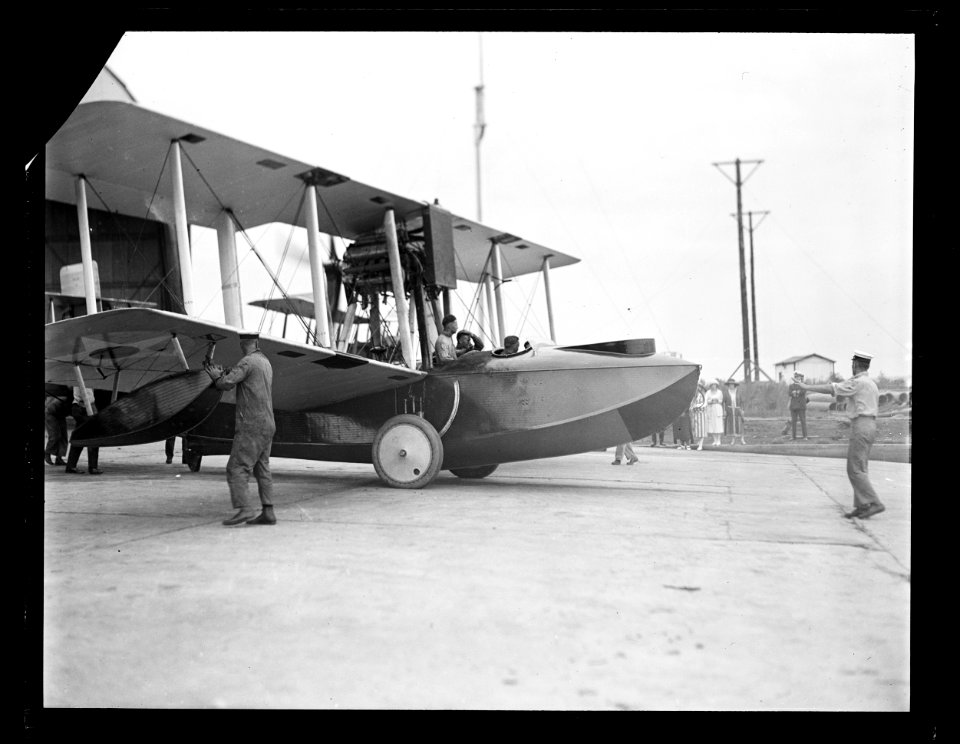 Amphibian airplane LCCN2016891586