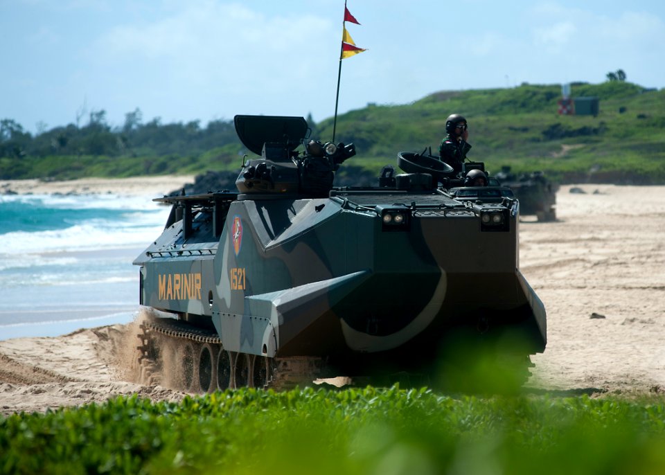 Amphibious assault, RIMPAC 2014 140729-N-QG393-271