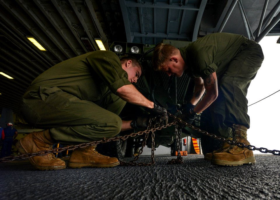 Amphibious Ready Group Marine Expeditionary Unit (ARGMEU) exercises 131107-N-HO612-043