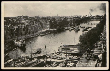 Amstel bij Hogesluis met een grote drukte van schepen die waarschijnlijk voor de brug van de Hogesluis liggen te wachten, Afb PBKD00249000002