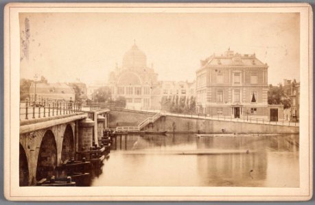 Amstel en Hogesluis gezien naar het Frederiksplein en het Paleis voor Volksvlijt-003