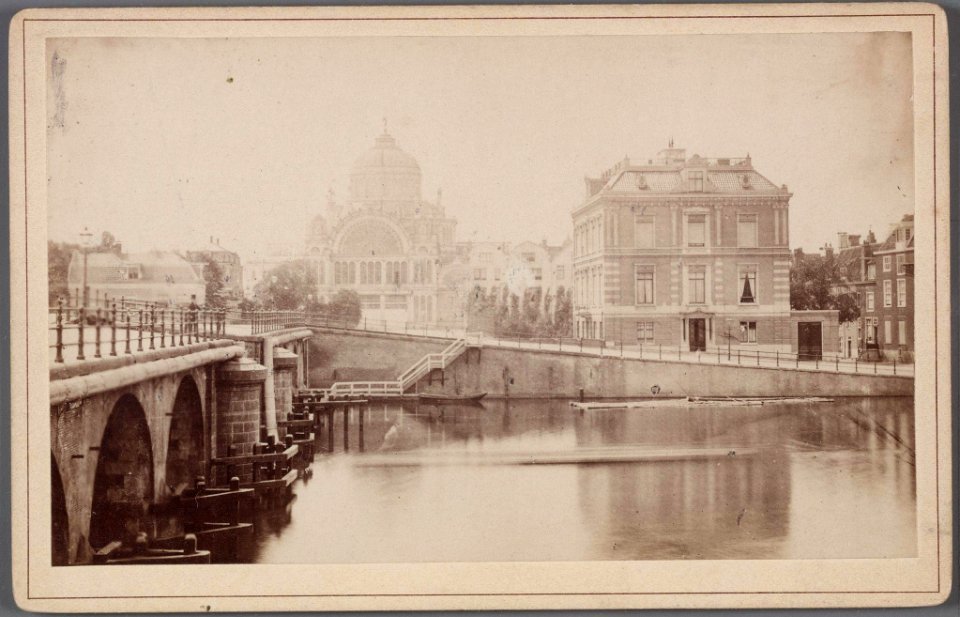 Amstel en Hogesluis gezien naar het Frederiksplein en het Paleis voor Volksvlijt-002