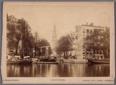 Amstel en Groenburgwal. Op de achtergrond de brug voor de Staalstraat en de toren van de Zuiderkerk