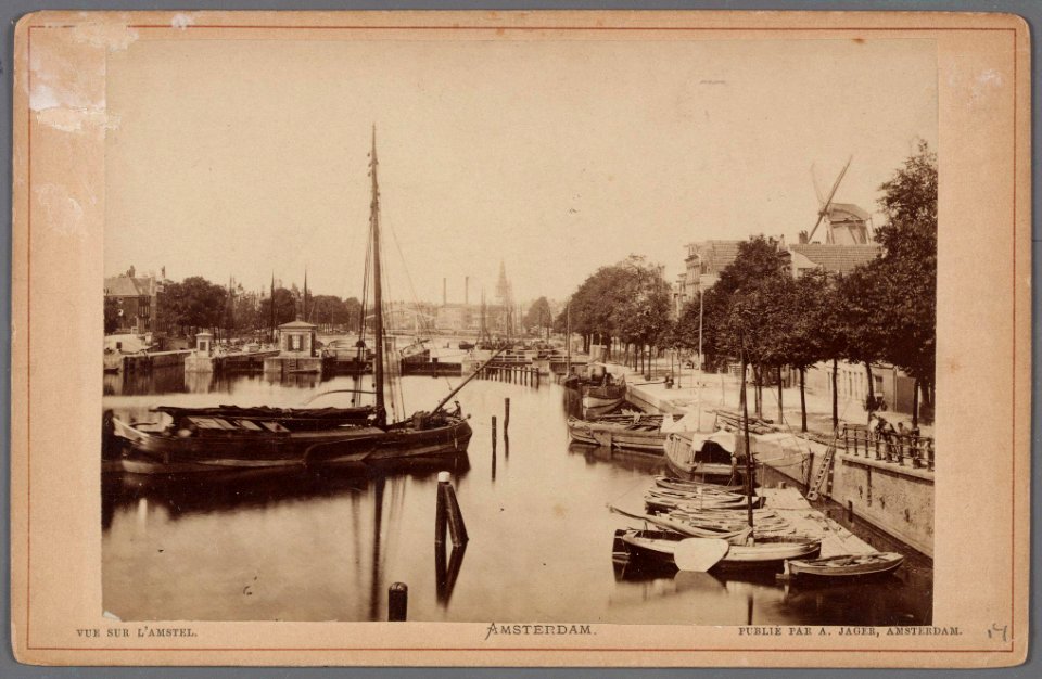 Amstel gezien in noordelijke richting vanaf de Hogesluis naar de Amstelsluizen en de Magere Brug. Rechts de verfmolen De Eendracht-002