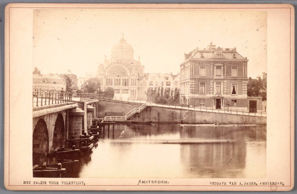 Amstel en Hogesluis gezien naar het Frederiksplein en het Paleis voor Volksvlijt-004