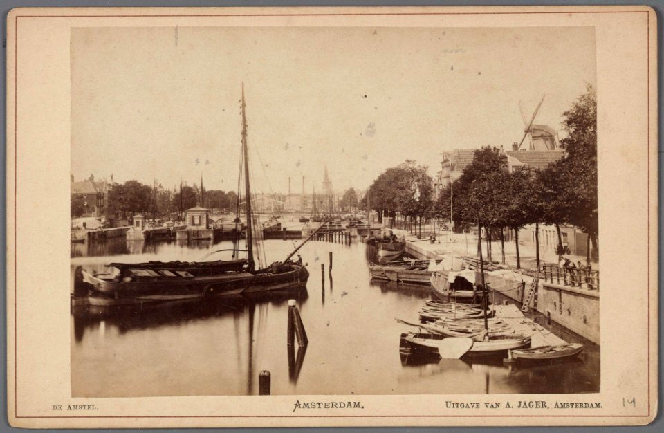 Amstel gezien in noordelijke richting vanaf de Hogesluis naar de Amstelsluizen en de Magere Brug. Rechts de verfmolen De Eendracht-001