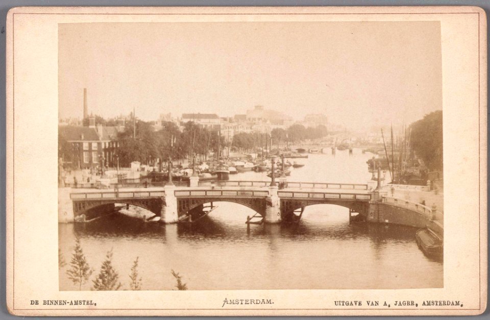 Amstel gezien in zuidelijke richting. Op de voorgrond de Blauwbrug, daarachter de Magere Brug-001