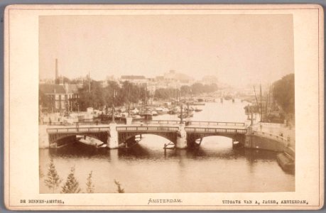 Amstel gezien in zuidelijke richting. Op de voorgrond de Blauwbrug, daarachter de Magere Brug-001