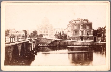 Amstel en Hogesluis gezien naar het Frederiksplein en het Paleis voor Volksvlijt