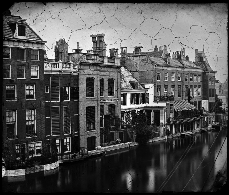 Amstel gezien naar de achterzijde van de huizen aan de Nieuwe Jacob Olie (max res)
