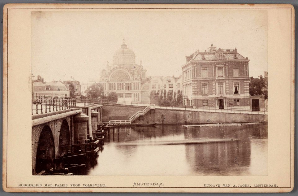 Amstel en Hogesluis gezien naar het Frederiksplein en het Paleis voor Volksvlijt-001