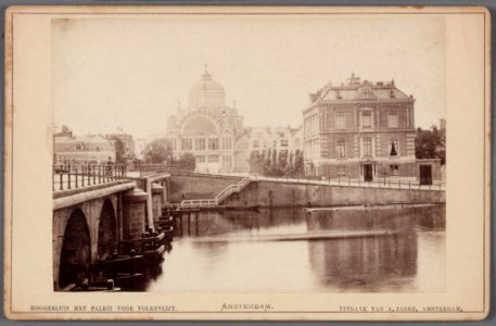 Amstel en Hogesluis gezien naar het Frederiksplein en het Paleis voor Volksvlijt-001