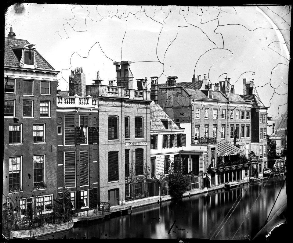 Amstel gezien naar de achterzijde van de huizen aan de Nieuwe Doelenstr Jacob Olie (max res)