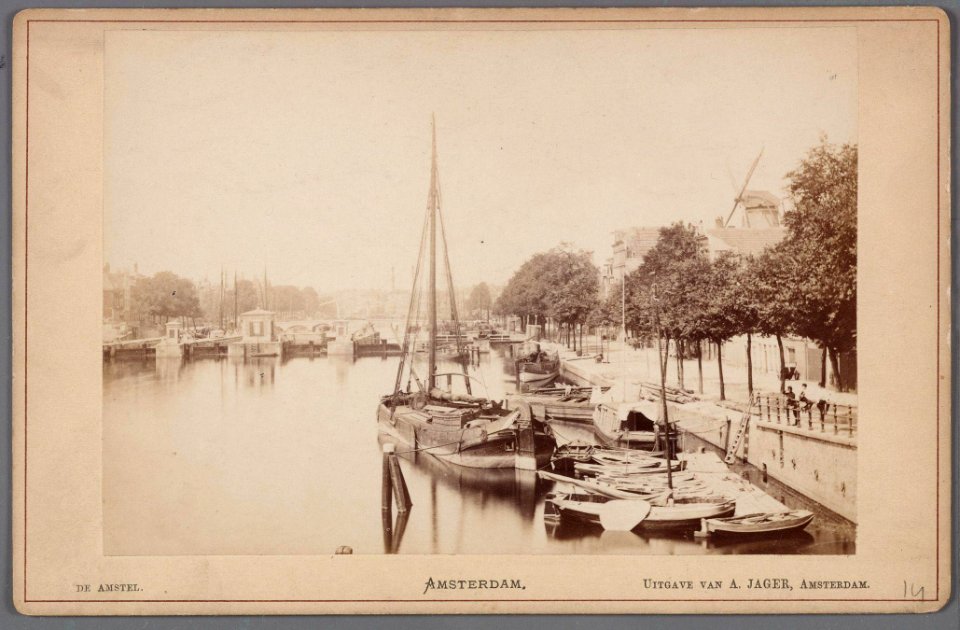 Amstel gezien in noordelijke richting vanaf de Hogesluis naar de Amstelsluizen en de Magere Brug. Rechts de verfmolen De Eendracht