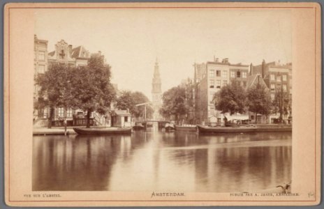 Amstel gezien naar de Groenburgwal. Op de achtergrond de brug voor de Staalstraat en de toren van de Zuiderkerk