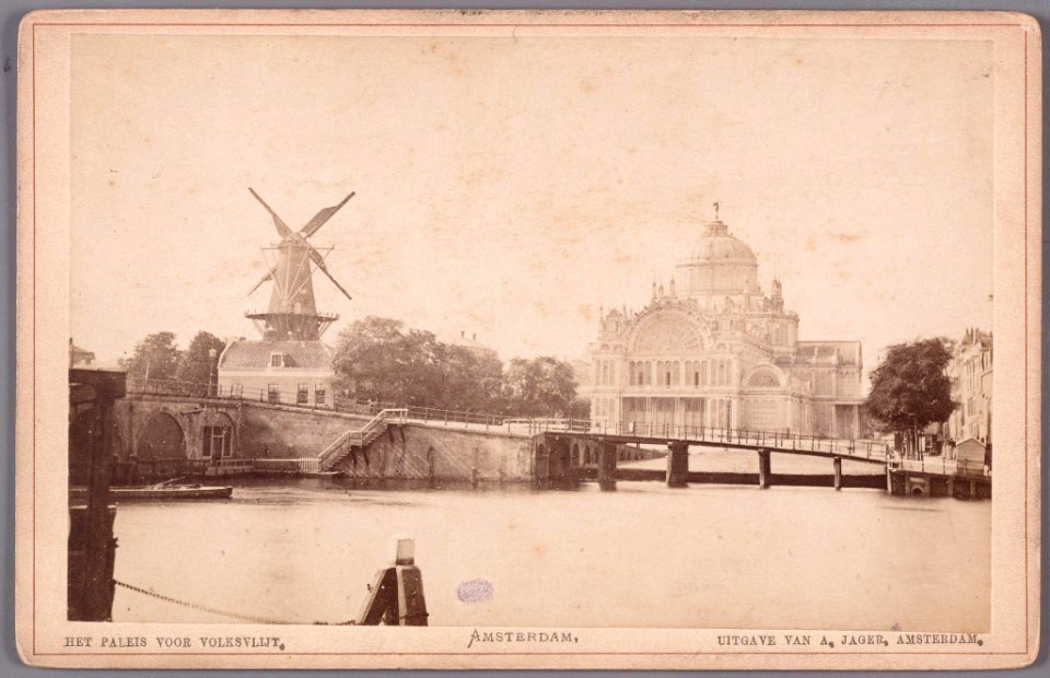Amstel gezien naar het Frederiksplein en het Paleis voor Volksvlijt, met links de Hooge Steenen Molen, afgebroken in 1868