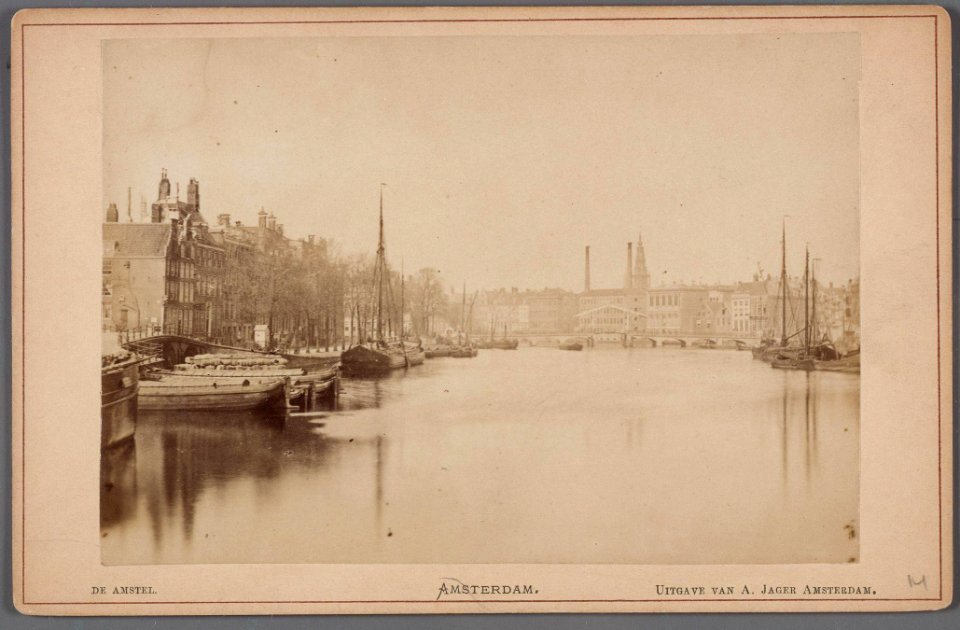 Amstel gezien in noordelijke richting naar de Blauwbrug. Links de brug voor de Keizersgracht
