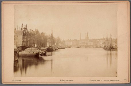 Amstel gezien in noordelijke richting naar de Blauwbrug. Links de brug voor de Keizersgracht