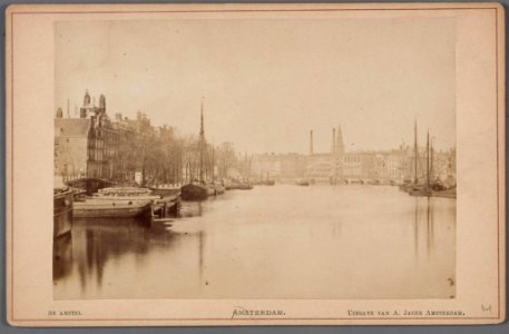 Amstel gezien in noordelijke richting naar de Blauwbrug. Links de brug voor de Keizersgracht photo