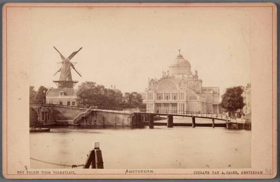 Amstel gezien naar het Frederiksplein en het Paleis voor Volksvlijt