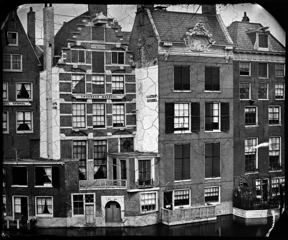 Amstel gezien naar de achterzijde van de huizen aan de Nieuwe, foto 1 Jacob Olie (max res)