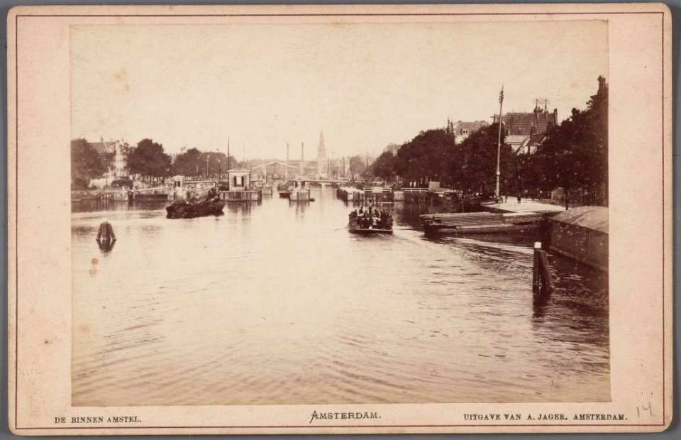 Amstel gezien in noordelijke richting vanaf de Hogesluis naar de Amstelsluizen en de Blauwbrug