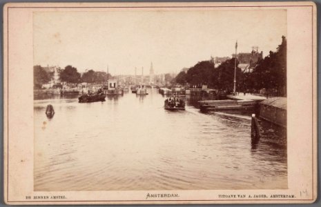 Amstel gezien in noordelijke richting vanaf de Hogesluis naar de Amstelsluizen en de Blauwbrug