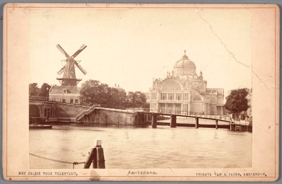 Amstel gezien naar het Frederiksplein en het Paleis voor Volksvlijt-001