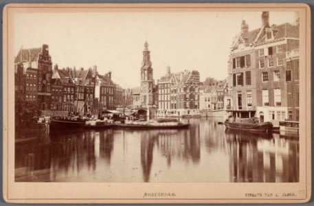 Amstel gezien van Halvemaansbrug naar Muntplein. Op de achtergrond de Munttoren en de Engelse huizen, afgebroken in 1877 photo