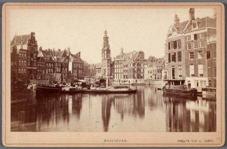 Amstel gezien van Halvemaansbrug naar Muntplein. Op de achtergrond de Munttoren en de Engelse huizen, afgebroken in 1877