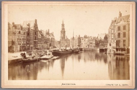 Amstel gezien van Halvemaansbrug naar Muntplein en Munttoren. Dit gedeelte van de Amstel werd de Doodkistenmakersgracht genoemd