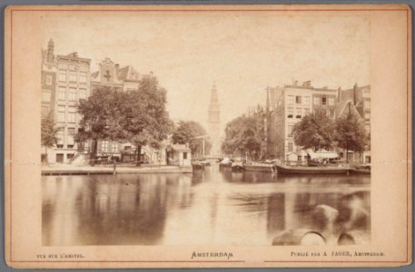 Amstel gezien naar de Groenburgwal. Op de achtergrond de brug voor de Staalstraat en de toren van de Zuiderkerk-001