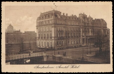 Amstel Hotel, Prof. Tulpplein 1 met een voormalige brug over de Singelgracht naar de Weesperzijde, Afb PBKD00184000005