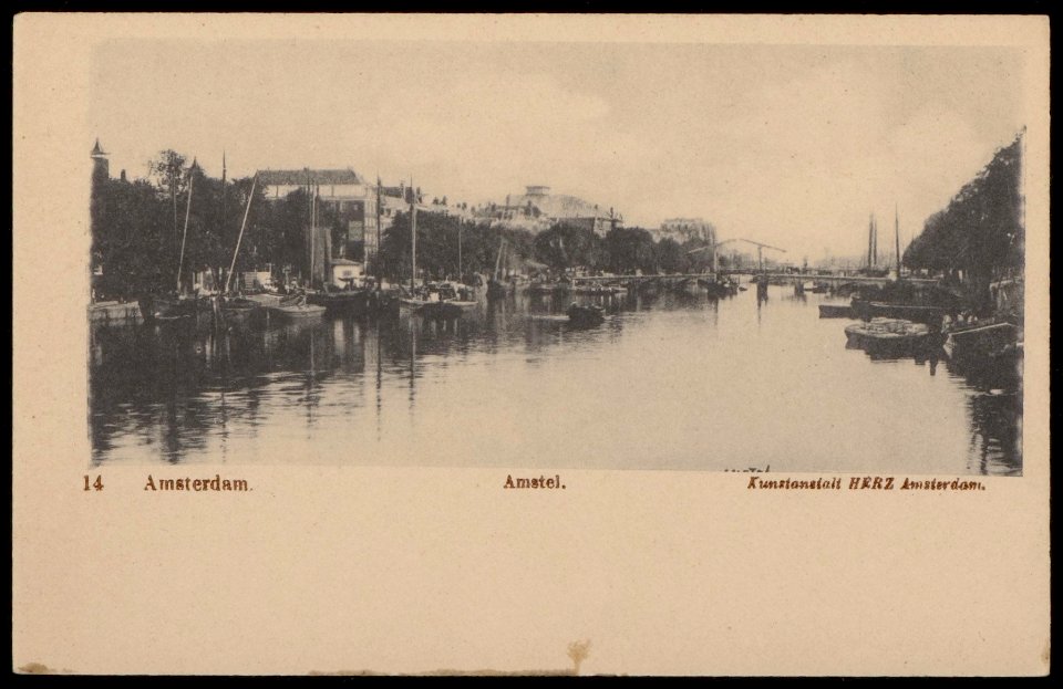 Amstel met op de achtergrond de Magere Brug en theater Carré. Uitgave Kunstanstalt Herz Amsterdam, Afb PBKD00242000011