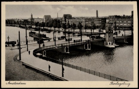 Amstel met Berlagebrug. Op de voorgrond Weesperzijde en achtergrond de Amsteldijk, Afb PRKBB00265000001