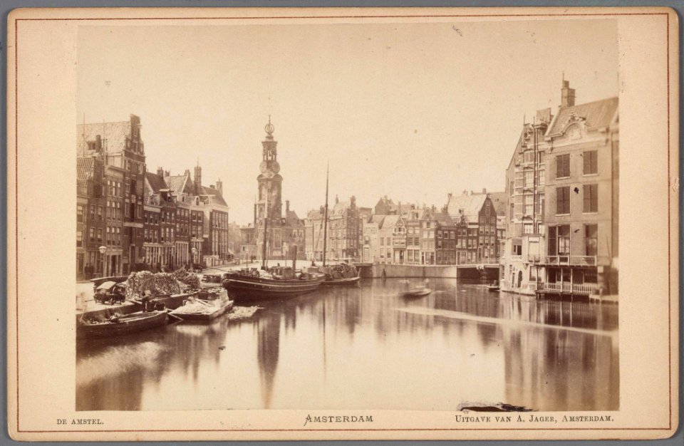 Amstel gezien van Halvemaansbrug naar Muntplein en Munttoren