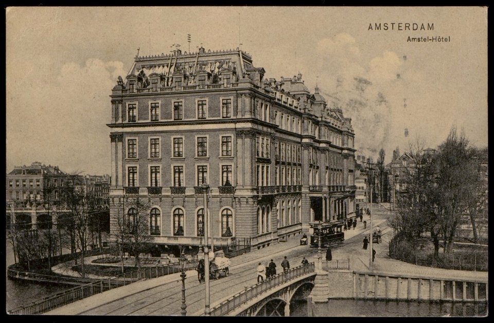 Amstel Hotel, Prof. Tulpplein 1 met een voormalige brug over de Singelgracht naar de Weesperzijde, Afb PBKD00184000002
