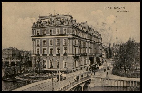 Amstel Hotel, Prof. Tulpplein 1 met een voormalige brug over de Singelgracht naar de Weesperzijde, Afb PBKD00184000002