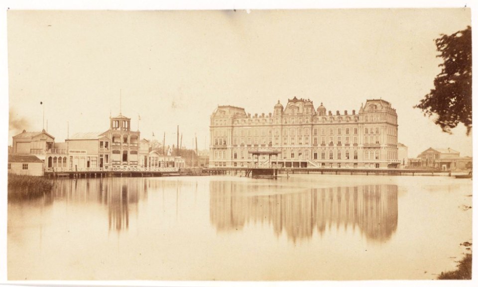 Amstel, Links Amsteljachthaven Gezien vanaf Singelgracht, Het Amstel Hotel