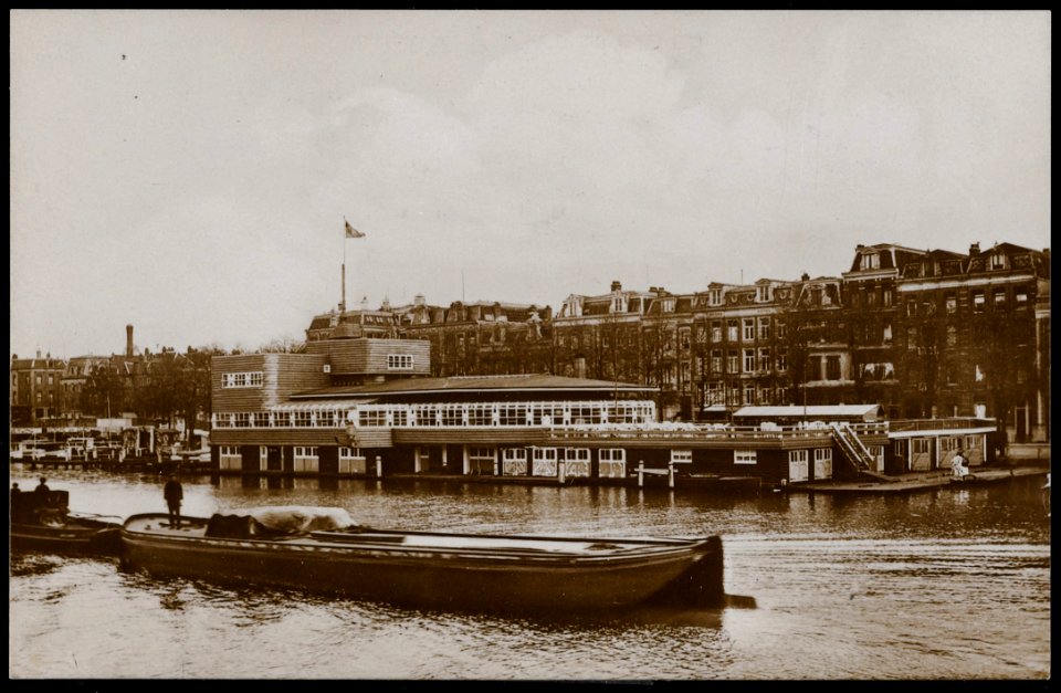 Amstel, Roei- en Zeilvereniging De Hoop met op de voorgrond een sleepboot met dekschuit, Afb PRKBB00259000006