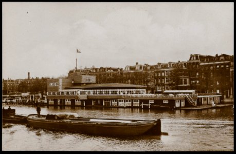 Amstel, Roei- en Zeilvereniging De Hoop met op de voorgrond een sleepboot met dekschuit, Afb PRKBB00259000006