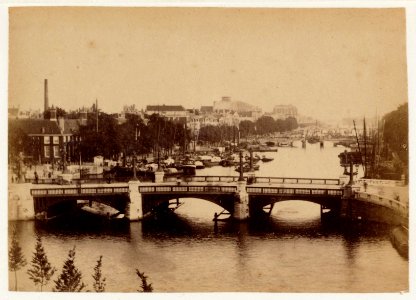 Amstel-De Blauwbrug met op de achtergrond de Magere brug