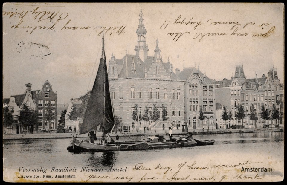 Amsteldijk met een tjalk op de Amstel voor het voormalig raadhuis Nieuwer Amstel. Uitgave Jos Nuss, Amsterdam, Afb PRKBB00271000013