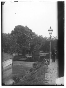 Amstelveense weg, man bij lantaarnpaal, 1890 (max res) photo